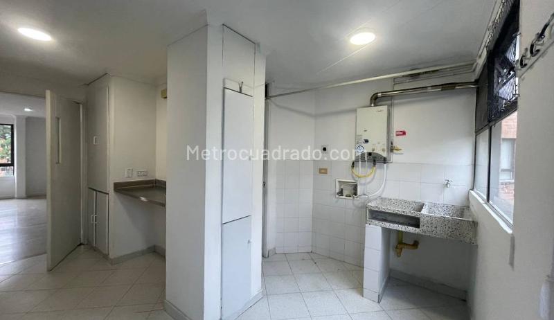 Apartamento de 4 Alcobas con Seguridad 24 Horas en Loma El Tesoro - 6