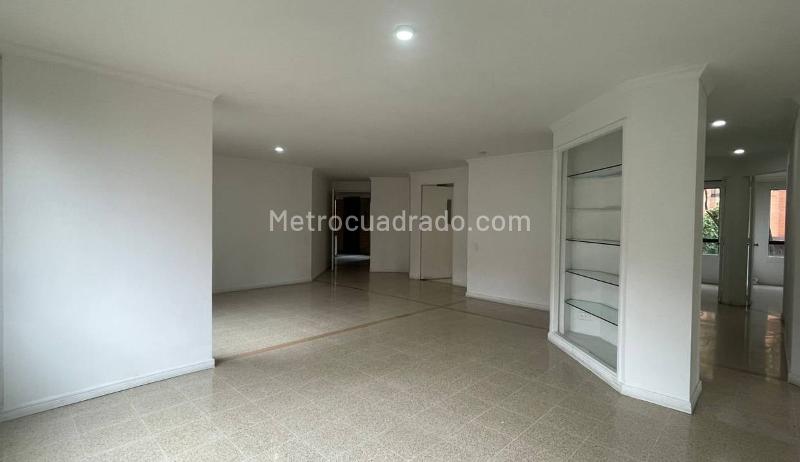 Apartamento de 4 Alcobas con Seguridad 24 Horas en Loma El Tesoro - 7