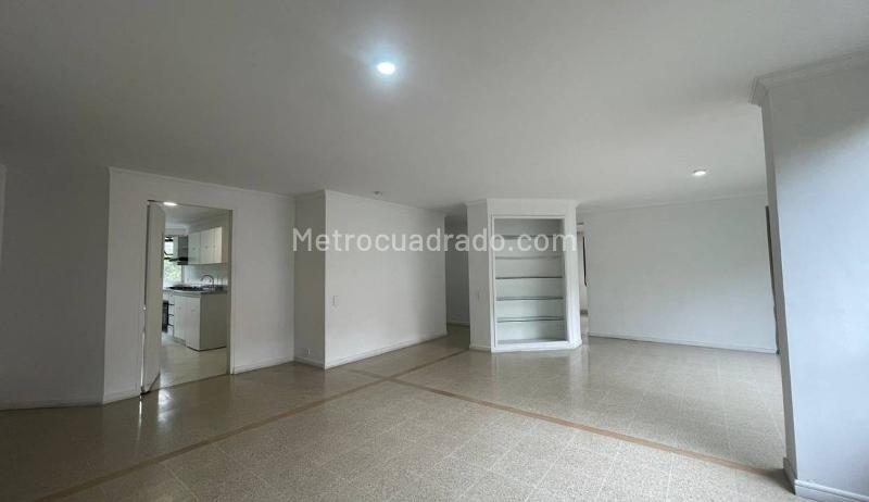 Apartamento de 4 Alcobas con Seguridad 24 Horas en Loma El Tesoro - 9