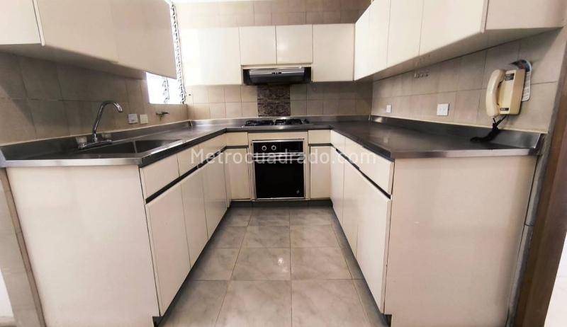 Casa sin Amoblar de 4 Alcobas con Jardín en El Poblado - 2