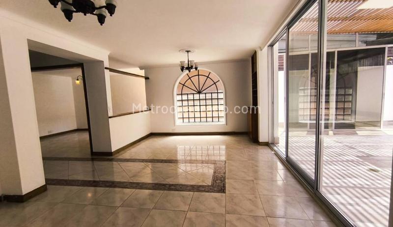 Casa sin Amoblar de 4 Alcobas con Jardín en El Poblado - 4