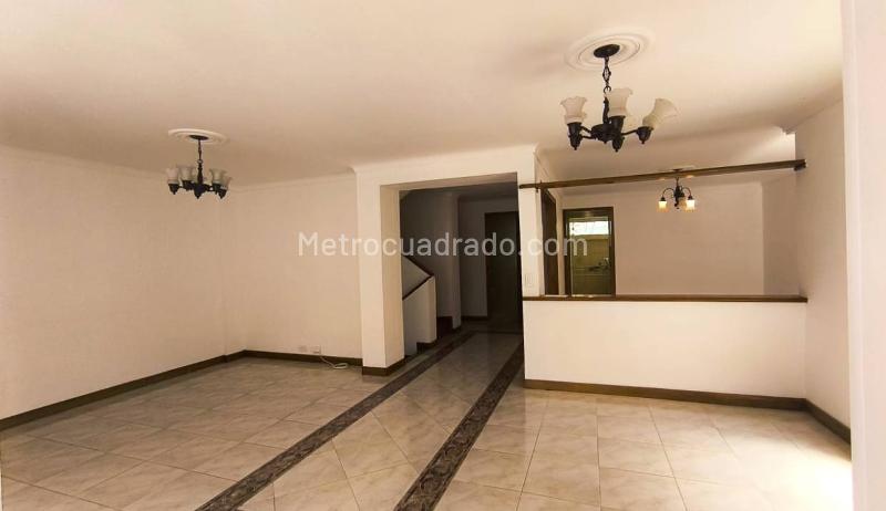 Casa sin Amoblar de 4 Alcobas con Jardín en El Poblado - 5