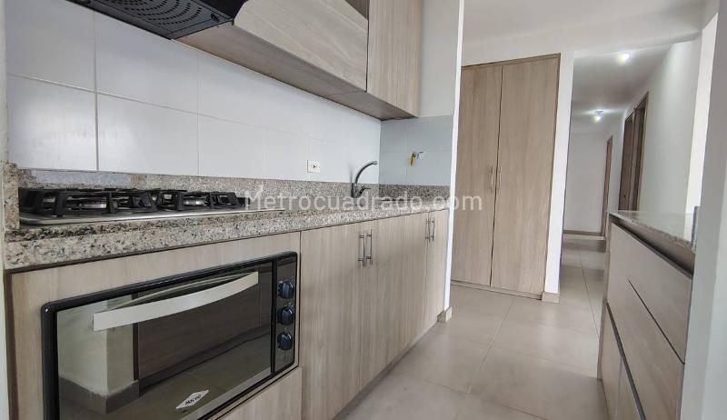 3BR Unfurnished Apartment in Calasanz with Pool and Gym