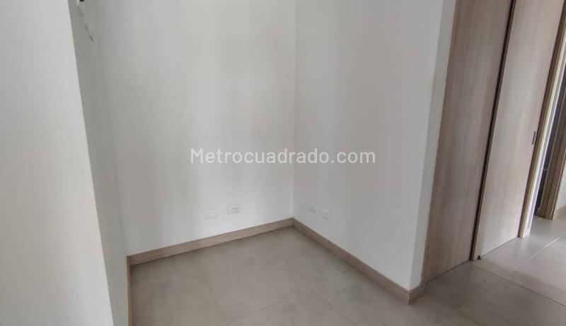 Unfurnished 3BR Apartment in Calasanz - 8
