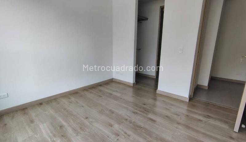 Unfurnished 3BR Apartment in Calasanz - 9