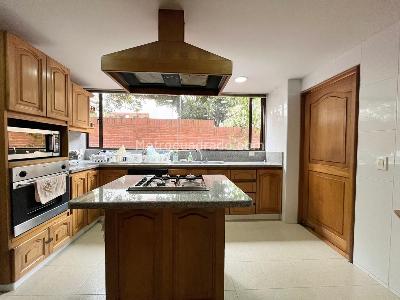 Apartamento de 3 alcobas en venta en Los Rosales, Bogotá, 176 m² · foto 4 de 19