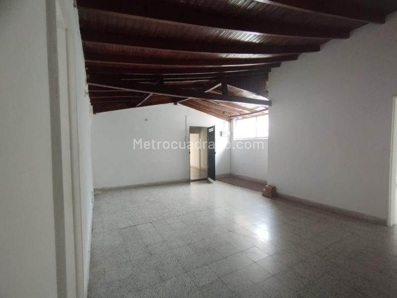 Spacious 2BR Apartment in Calasanz - 7