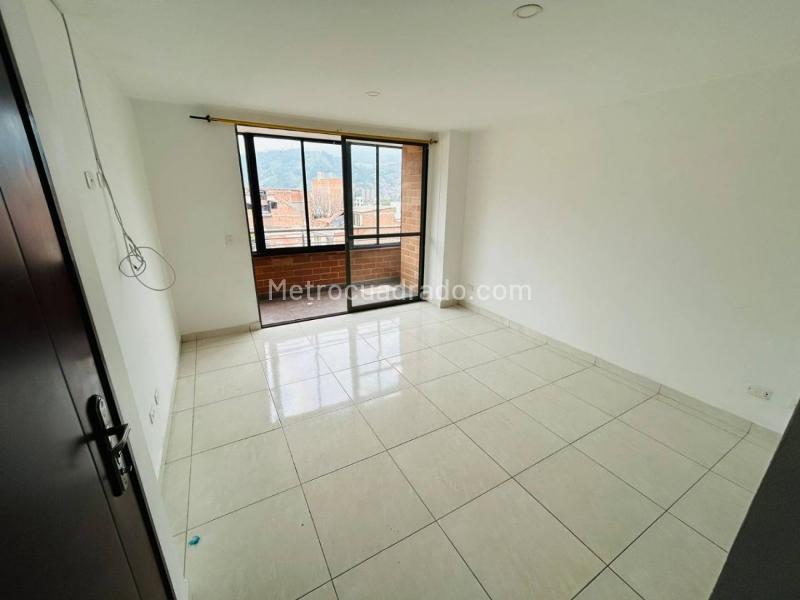 Apartamento Dúplex de 3 Alcobas en Barrio Cristóbal - 2