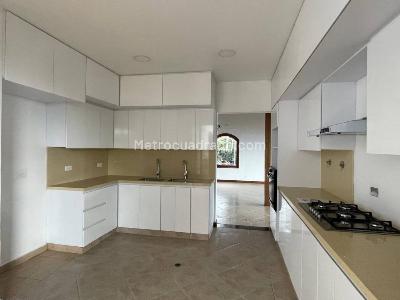 Casa de 4 alcobas en venta en Loma Del Escobero, Envigado · foto 13 de 20