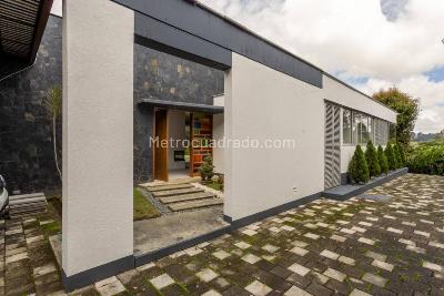 Casa de 5 alcobas en venta en Loma Del Escobero, Envigado, 2000 m² · foto 2 de 20
