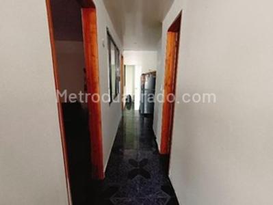 Casa de 5 alcobas en venta en Villa Teresita, Bogotá, 211 m² · foto 5 de 13