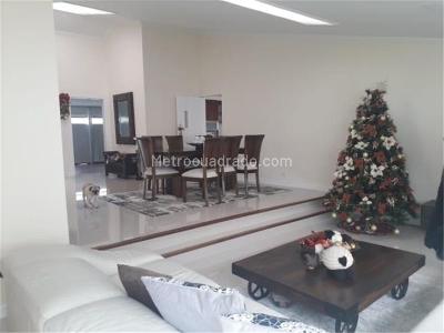 Casa de 4 alcobas en venta en Malibu Batan, Bogotá, 293 m² · foto 4 de 17