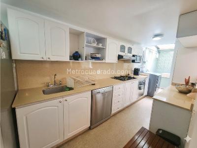 Casa de 4 alcobas en venta en Loma De Los Bernal, Medellín, 223 m² · foto 3 de 14