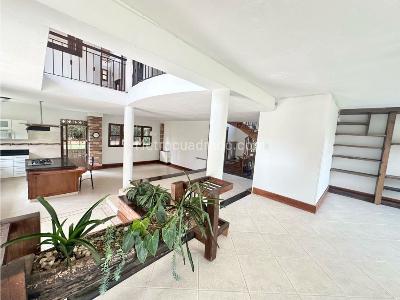 Casa de 3 alcobas en venta en Las Lomitas, Sabaneta, 243 m² · foto 7 de 20