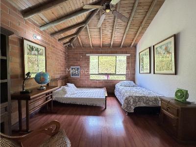 Casa de 3 alcobas en venta en Las Lomitas, Sabaneta, 276 m² · foto 14 de 20