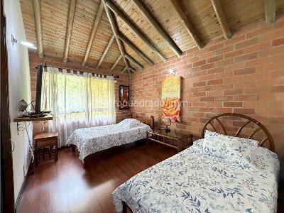 Casa de 3 alcobas en venta en Las Lomitas, Sabaneta, 276 m² · foto 16 de 20