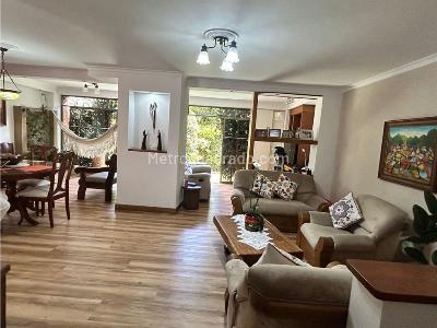 Casa de 3 alcobas en venta en Loma Del Chocho, Envigado, 191 m² · foto 2 de 11