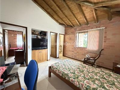 Casa de 4 alcobas en venta en Las Lomitas, Sabaneta, 215 m² · foto 15 de 17