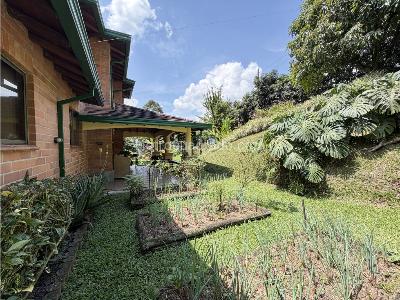 Casa de 4 alcobas en venta en Las Lomitas, Sabaneta, 215 m² · foto 3 de 17
