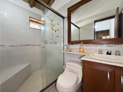 Casa de 4 alcobas en venta en Las Lomitas, Sabaneta, 215 m² · foto 10 de 17
