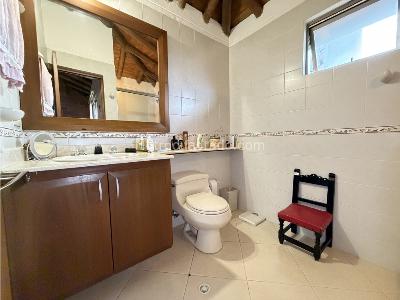 Casa de 4 alcobas en venta en Las Lomitas, Sabaneta, 215 m² · foto 12 de 17
