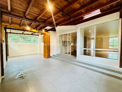 Apartamento de 3 alcobas en venta en Loma De Los Balsos, Medellín, 130 m² · foto 3 de 18