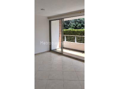 Apartamento de 3 alcobas en venta en Loma De Los Bernal, Medellín, 85 m² · foto 4 de 20