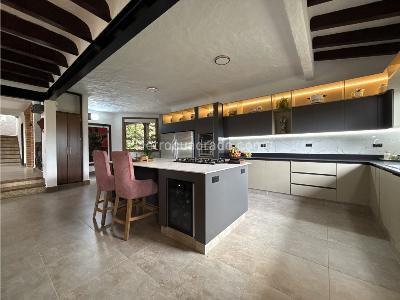 Casa de 5 alcobas en venta en El Escobero, Envigado, 630 m² · foto 10 de 20
