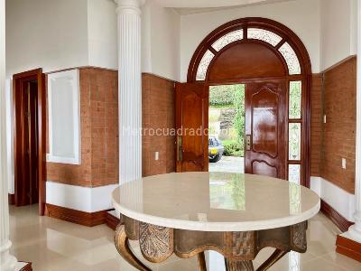 Casa de 4 alcobas en venta en Loma Del Escobero, Envigado · foto 2 de 20