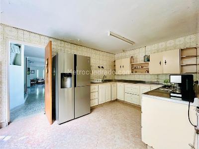 Casa de 5 alcobas en venta en Simon Bolivar, Medellín, 341 m² · foto 5 de 20