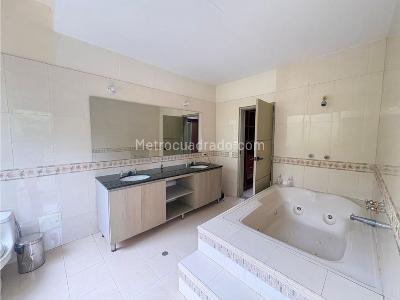 Casa de 5 alcobas en venta en Escobero, Envigado · foto 3 de 14
