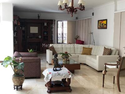 Casa de 3 alcobas en venta en El Poblado, Medellín, 580 m² · foto 2 de 10