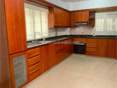 Casa de 3 alcobas en venta en El Poblado, Medellín, 580 m² · foto 3 de 10
