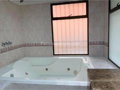 Casa de 3 alcobas en venta en El Poblado, Medellín, 580 m² · foto 8 de 10