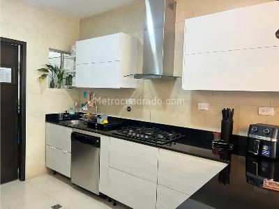 Casa de 3 alcobas en venta en La Calleja, Envigado, 239 m² · foto 3 de 11
