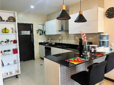Casa de 3 alcobas en venta en La Calleja, Envigado, 239 m² · foto 4 de 11