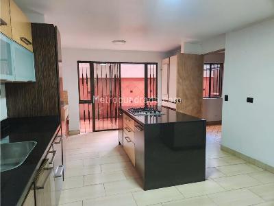 Apartamento de 3 alcobas en venta en El Poblado, Medellín, 226 m² · foto 4 de 14