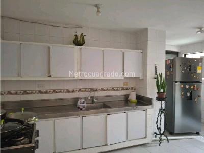 Apartamento de 3 alcobas en venta en Laureles Estadio, Medellín, 130 m² · foto 3 de 17