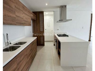 Apartamento de 2 alcobas en venta en El Poblado, Medellín, 94 m² · foto 9 de 14