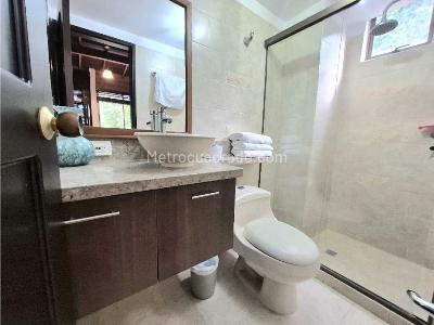 Casa de 4 alcobas en venta en Las Lomitas, Sabaneta, 291 m² · foto 4 de 16