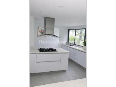 Apartamento de 4 alcobas en venta en El Poblado, Medellín, 230 m² · foto 2 de 18