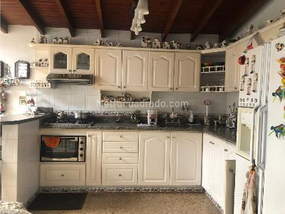Casa de 4 alcobas en venta en Estadio, Medellín, 254 m² · foto 13 de 20