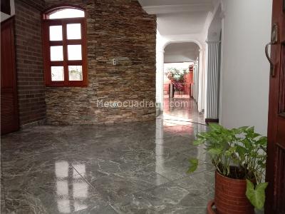 Casa de 4 alcobas en venta en El Velodromo, Medellín, 212 m² · foto 2 de 20
