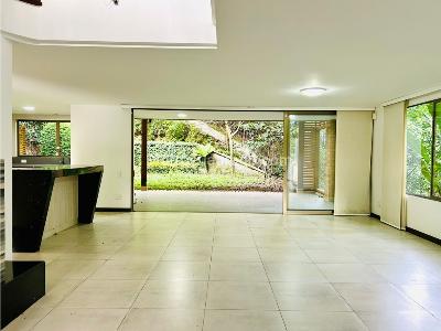 Casa de 3 alcobas en venta en Loma Benedictinos, Envigado, 274 m² · foto 2 de 20