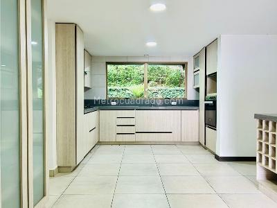 Casa de 3 alcobas en venta en Loma Benedictinos, Envigado, 274 m² · foto 3 de 20