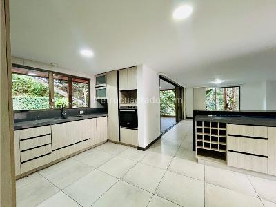 Casa de 3 alcobas en venta en Loma Benedictinos, Envigado, 274 m² · foto 4 de 20