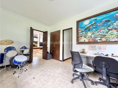 Casa de 4 alcobas en venta en Las Lomitas, Sabaneta, 350 m² · foto 16 de 20
