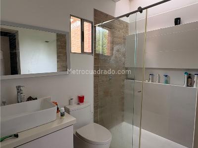 Casa de 3 alcobas en venta en Loma Del Chocho, Envigado, 184 m² · foto 13 de 14