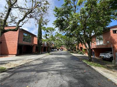 Casa de 3 alcobas en venta en Loma Del Chocho, Envigado, 184 m² · foto 14 de 14
