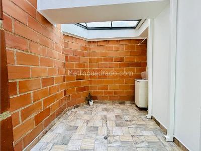 Apartamento de 3 alcobas en venta en La Castellana, Medellín, 126 m² · foto 3 de 15